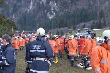 Αναβάλλονται οι προσπάθειες ανάσυρσης των νεκρών από το τρένο στις Αλπεις</b><i>Αγνωστα παραμένο