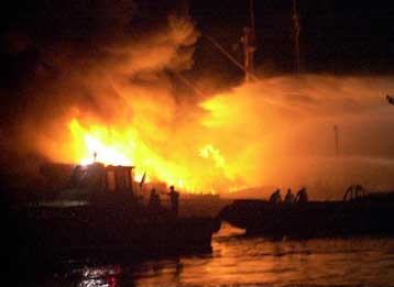 Νεκροί δύο αλλοδαποί από πυρκαγιά σε φορτηγό πλοίο ελληνικών συμφερόντων