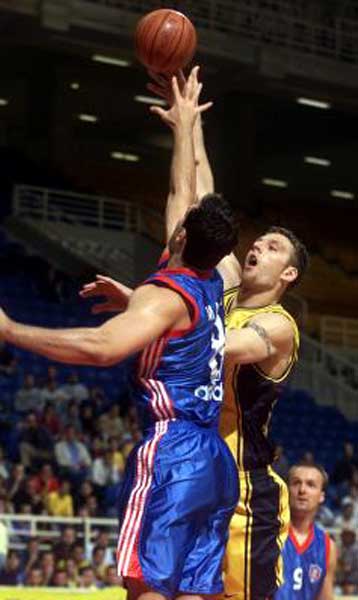 Υγιεινός περίπατος της ΑΕΚ στο ΟΑΚΑ </b>  <i> Νίκησε τον Πανιώνιο με 81-71 </i>