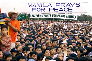 Μισό εκατομμύριο Φιλιππινέζοι στο πλευρό του προέδρου Εστράντα