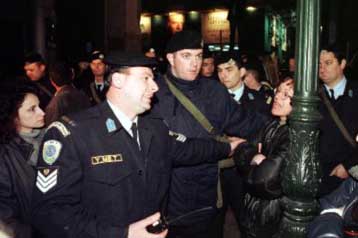 Μαθήματα καλής διαγωγής για το ΧΟ αλλά και… αγγλικής παραδίδει το υπουργείο Δημ.Τάξης στους αστυνο