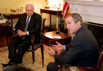 «Προεδρική» εμφάνιση Μπους</b><i>Στάση αναμονής από τον Γκορ, που προηγείται στο Ορεγκον</i>