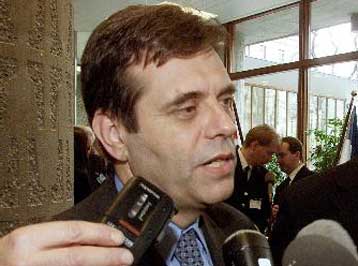 Η Γιουγκοσλαβία πέρασε και επισήμως το κατώφλι του ΟΑΣΕ</b><i> Αλλαγές στην ηγεσία του στρατού π