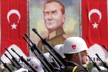 Η 62η επέτειος από το θάνατο του Κεμάλ Ατατούρκ και η εταιρική σχέση στα πρωτοσέλιδα του τουρκικού Τ