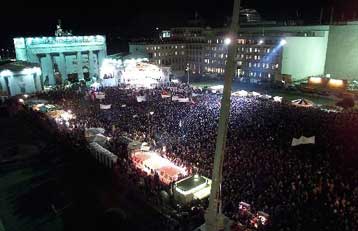 Δεκάδες χιλιάδες Γερμανοί διαδηλώνουν εναντίον του ρατσισμού<i>Στην Μπούντεσρατ την Παρασκευή το