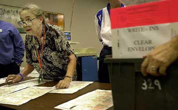 Eμπλοκή στην ανακαταμέτρηση των ψήφων στη Φλόριντα<i>Έως την επόμενη εβδομάδα θα κρατήσει η διαδ