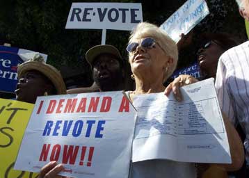 Συνεχίζει να μειώνεται η διαφορά Μπους – Γκορ<i>Κάτοικοι της Φλόριντα διαδηλώνουν ζητώντας επανά