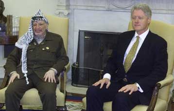 Με διαφορετικούς στόχους από κάθε πλευρά ξεκίνησαν οι συνομιλίες Κλίντον – Αραφάτ