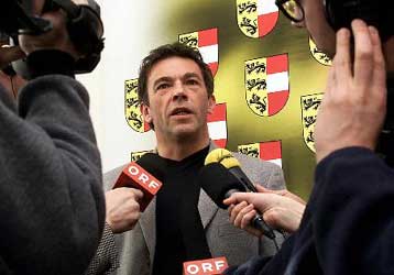 Τους δημοσιογράφους απειλεί τώρα το κόμμα του Χάιντερ