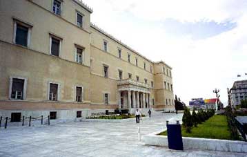 Η Oλομέλεια της Βουλής απορρίπτει τις αιτήσεις για την άρση της ασυλίας δέκα βουλευτών