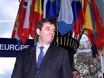 «Προσωρινό» στην προεδρία της Γιουγκοσλαβίας βλέπει τον Κοστούνιτσα ο Σόρος</b><i>Αίτηση της Γιο