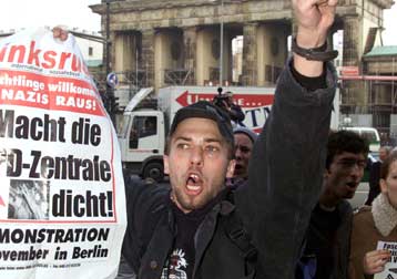 H γερμανική κυβέρνηση προωθεί την απαγόρευση του NPD<i>Πορεία κατά του μίσους στο Βερολίνο</i>