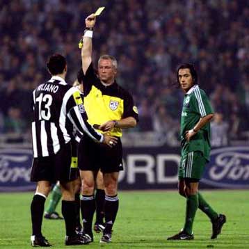 Η προσγείωση ήταν… ανώμαλη για τη «Μεγάλη Κυρία»<I>Προπηλακίστηκαν οι Ιταλοί στο αεροδρόμιο</I