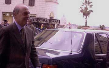 Δήμαρχο και Αμάτο συναντά στη Ρώμη ο Σημίτης – Στην Αθήνα επιστρέφει το βράδυ