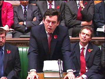 Αύξηση συντάξεων και πάγωμα φορολογικών δασμών στα καύσιμα εξήγγειλε η βρετανική κυβέρνηση