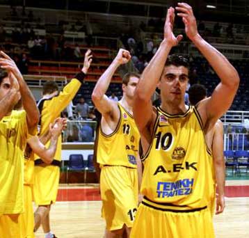 Θα πρέπει να προσλάβουμε φιλάθλους!