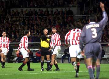 Κινδυνεύει με τιμωρία από την UEFA ο Ολυμπιακός <i>Παράταση στην υπόθεση Ζιοβάνι μέχρι το ντέρμπ