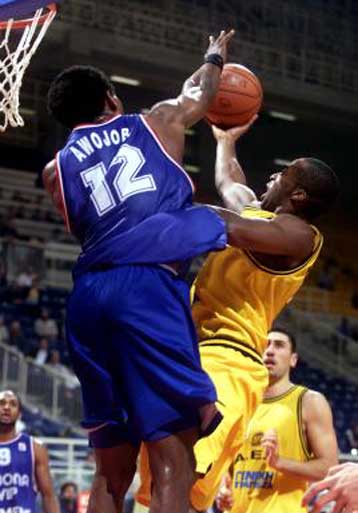 Θέλουμε τον κόσμο κοντά μας