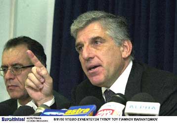 Παγώνουν επί έξι μήνες τα τιμολόγια των ΔΕΚΟ<i>Στο 2,3% ο πληθωρισμός το 2001</i>