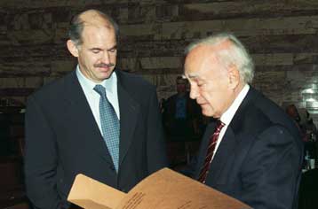 Το ΝΑΤΟ δεν αμφισβητεί τα κυριαρχικά μας δικαιώματα<i>Στη Βουλή το έγγραφο της συμφωνίας για τα