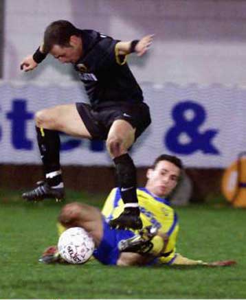 Κέρδισε την πρόκριση η ΑΕΚ, έχασε βαθμούς η Ελλάδα <i> Ήττα από τη Χερφόλγκε με 2-1 </i>