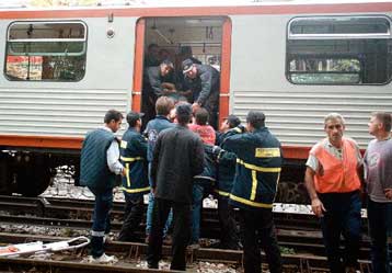 Στο νοσοκομείο 34 άτομα από τη σύγκρουση των τρένων στο Μαρούσι<i>Αποκαθίστανται οι ζημιές</i>