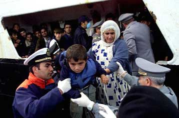Σώοι οι λαθρομετανάστες που επέβαιναν στο ακυβέρνητο ουκρανικό πλοίο