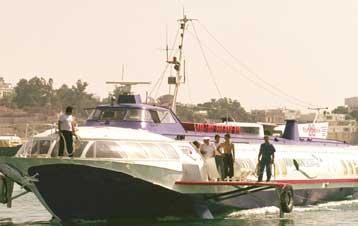 Με βλάβες ταξίδευαν στο Αιγαίο τρία ιπτάμενα δελφίνια