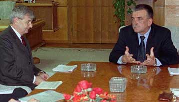 Βοήθεια ύψους 10,5 δισ. δρχ. θα προσφέρει η Γερμανία στη Γιουγκοσλαβία<i>«Ναι» στην ΕΕ, «όχι» όμ