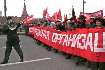 Χιλιάδες νοσταλγοί του σοβιετικού παρελθόντος τιμούν  στη Μόσχα την επέτειο της Οκτωβριανής Επανάστα
