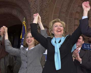 Η Χίλαρι Κλίντον έδειξε το… «μάτι της τίγρης» στην τελευταία προεκλογική της εμφάνιση
