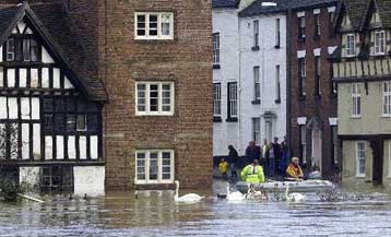 Κίνδυνος να πλημμυρίσουν περισσότεροι από 30 ποταμοί σε ολόκληρη τη Βρετανία<i>Σε κατάσταση επιφ