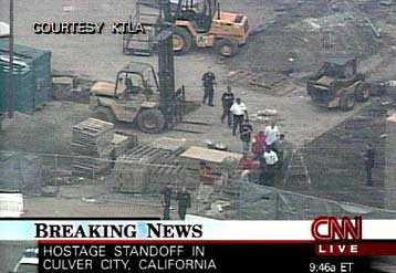 Απελευθερώθηκαν οι 40 ομήροι σε κατάστημα στο Λος Αντζελες<i>Η αστυνομία συνέλαβε τρεις από τους