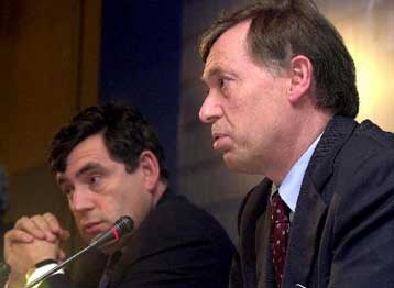 Υποχωρεί το ευρώ παρά την παρέμβαση της ΕΚΤ