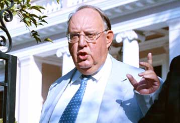 Υπογράφτηκε η προκήρυξη για τις θεατρικές επιχορηγήσεις 2000 – 2001<i>Ενίσχυση των περιφερειακών