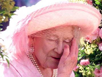 Η βασιλομήτωρ της Αγγλίας έσπασε την κλείδα του ώμου της