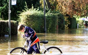 Σφοδρή κακοκαιρία σαρώνει τη δυτική Ευρώπη<i>Δύο νεκροί στη Βρετανία</i>