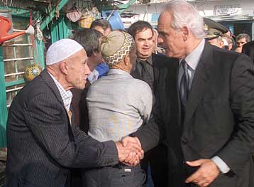 Στα χωριά των Πομάκων ο Ακης Τσοχατζόπουλος<I>Τον συνοδεύουν για πρώτη φορά ξένοι δημοσιογράφοι