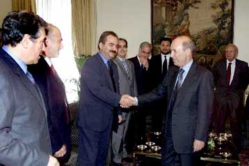 Την τρίτη ομάδα βουλευτών βλέπει το μεσημέρι ο Κ.Σημίτης  <i>Συνεδριάζει το απόγευμα το ΕΓ του Π