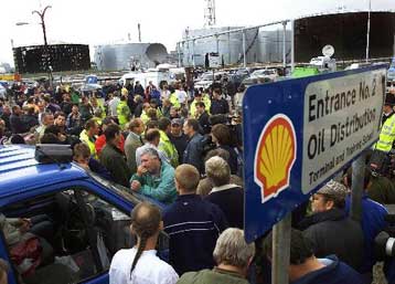 Παγώνει για ένα χρόνο τις τιμές των καυσίμων η βρετανική κυβέρνηση