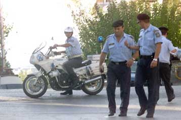 Ανθρωποκυνηγητό στη Βάρη για τη σύλληψη οδηγού που πυροβόλησε αστυνομικούς