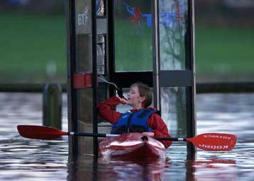 Επιστρέφει η κακοκαιρία στη Βρετανία<i>Ο καιρός αλλάζει, ας προσαρμοστούμε, δηλώνει η κυβέρνηση<
