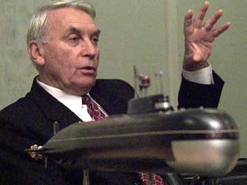 Δύσκολο το έργο των δυτών στο πρόσθιο τμήμα του Kursk<i>Αναζητείται και το ημερολόγιο του υποβρυ