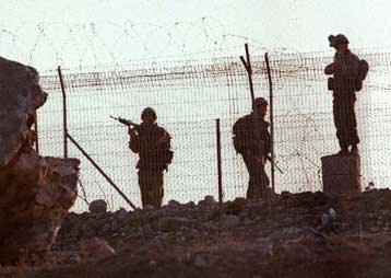 Η βία κάνει ξανά την εμφάνισή της στη Μέση Ανατολή<I>Ο Αραφάτ συμφώνησε να συναντήσει τον Κλίντο