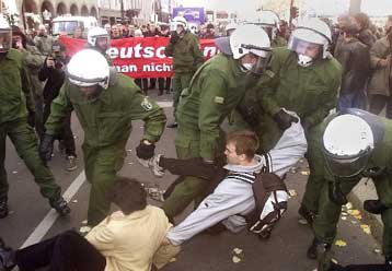 Σφοδρές συγκρούσεις νεοναζί και αριστεριστών στο Βερολίνο