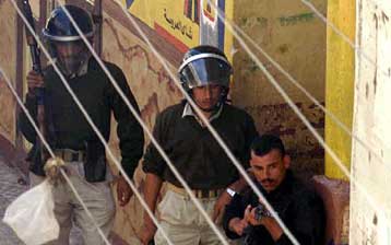 Τουλάχιστον τέσσερις νεκροί σε επεισόδια κατά τη διεξαγωγή των εκλογών στην Αίγυπτο