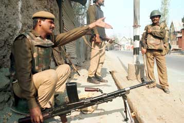 Νέες αιματηρές συγκρούσεις με 30 νεκρούς στο Κασμίρ