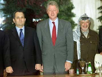 Αραφάτ και Μπαράκ θετικοί ως προς τις αμερικανικές πρωτοβουλίες για εκτόνωση της κρίσης στη Μ.Ανατολ