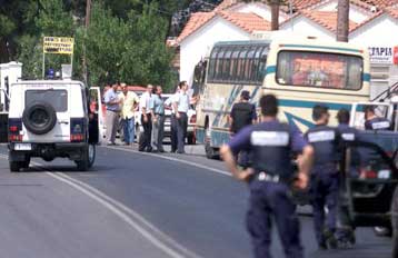 Κατάληψη σε τουριστικό λεωφορείο από ένοπλο άνδρα <I>Όμηροι 33 Ιάπωνες, τραυματίας ένας αστυνομι