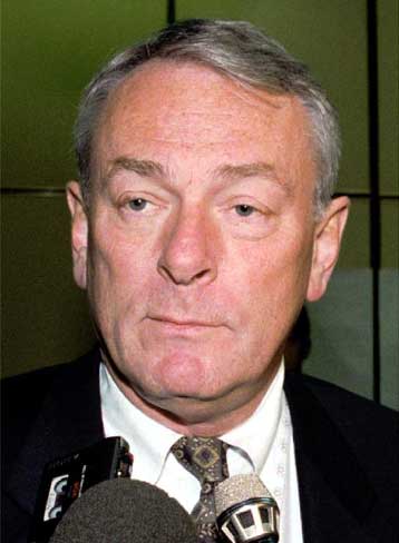 Δεν αποδέχεται τις κατηγορίες της Αθήνας ο Ντικ Πάουντ<I>Δεν είμαι «δελφίνος», θέλω να βοηθήσω τ